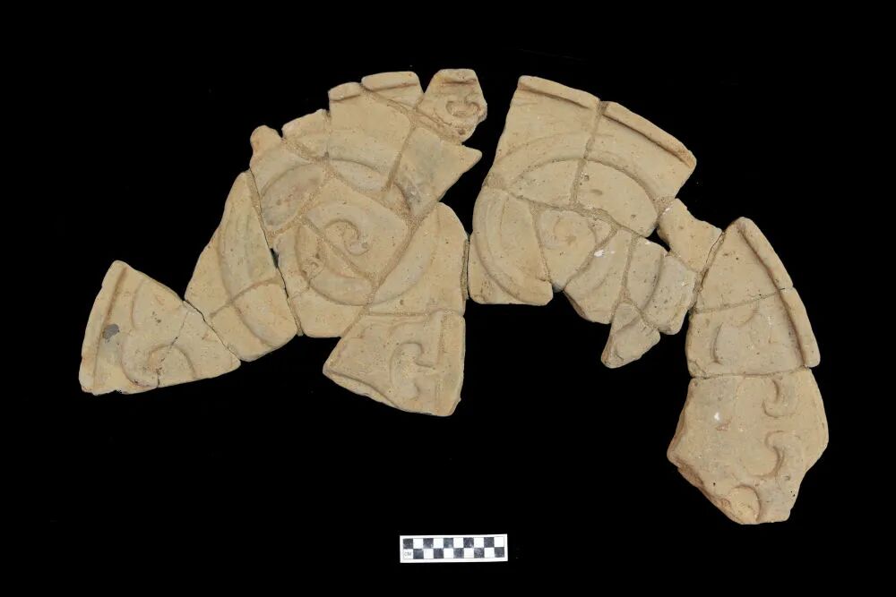 出土的秦代大型夔纹瓦当。(中国社科院供图) 出土的秦代大型夔纹瓦当。(中国社科院供图)