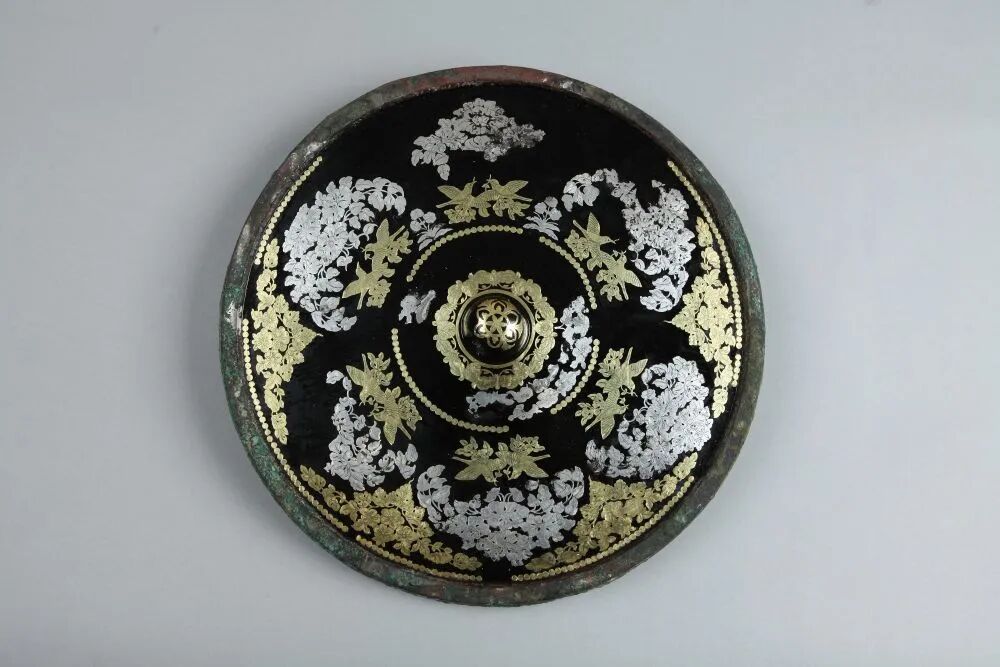 金银平脱花鸟纹铜镜。(中国社科院供图) 金银平脱花鸟纹铜镜。(中国社科院供图)