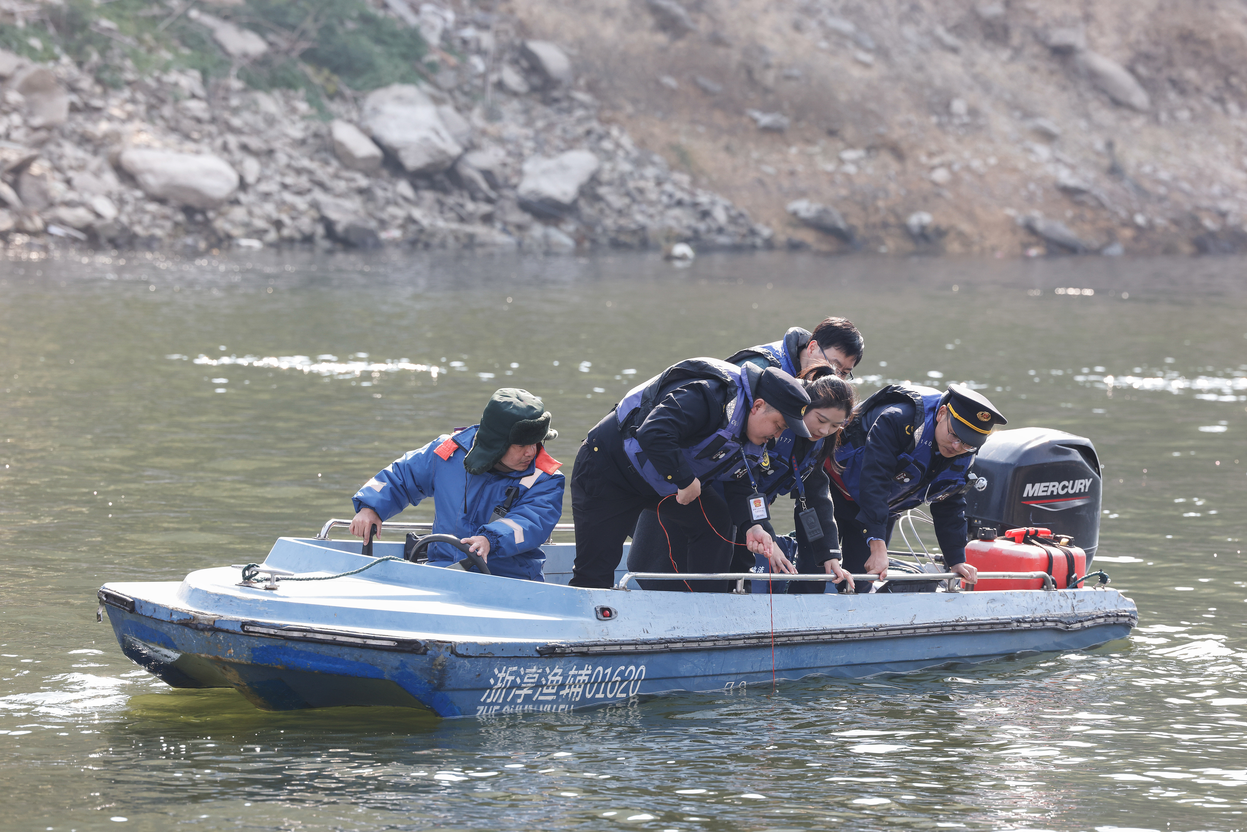 2025年12月4日,浙江杭州淳安县与安徽黄山歙县纪检监察干部及综合行政执法人员对浙皖交界的新安江鸠坑口水域进行常态化巡河,共同保护渔业资源和水域生态环境。