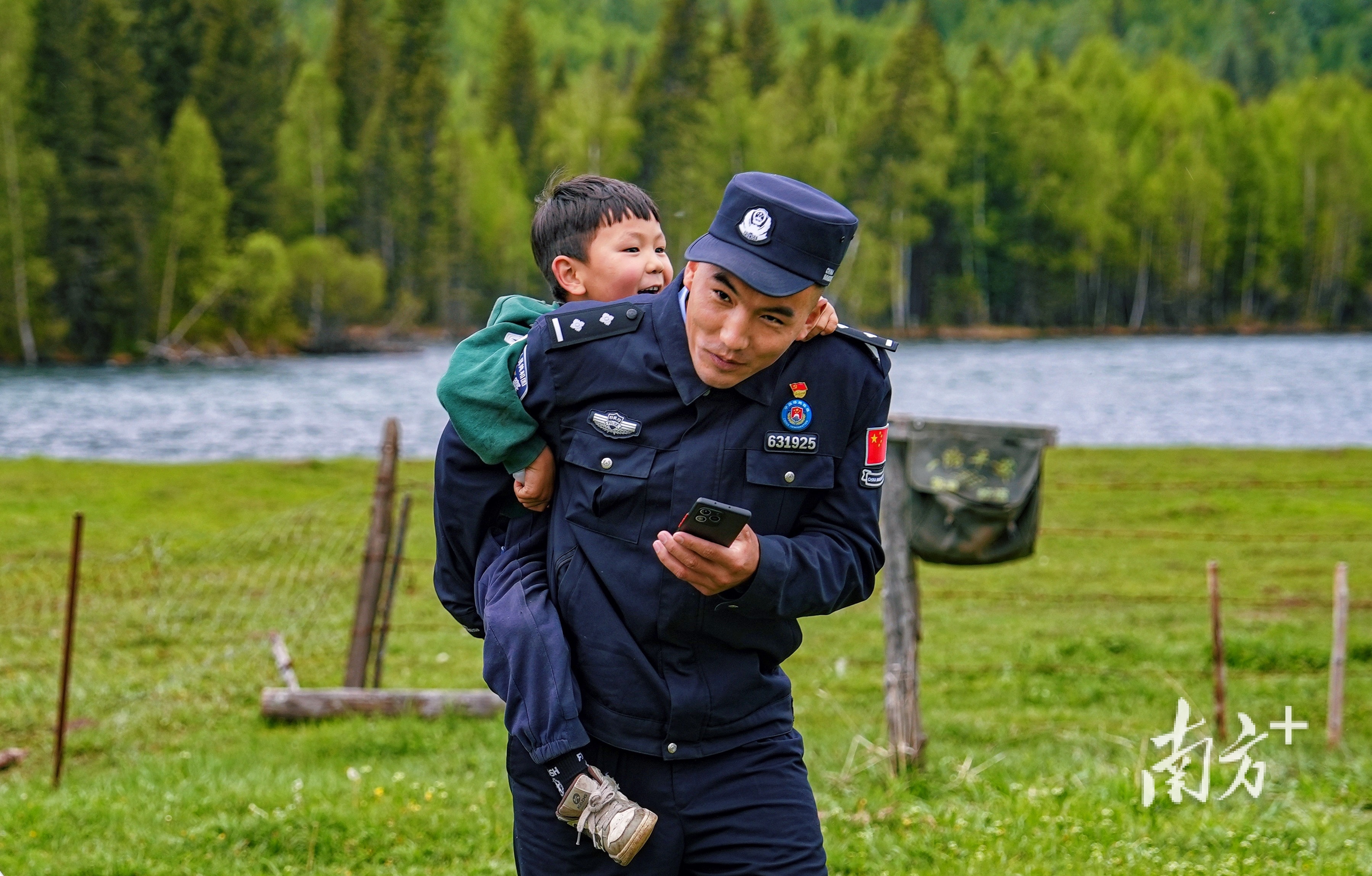 正在入户走访的民警与牧民家的小孩玩耍。