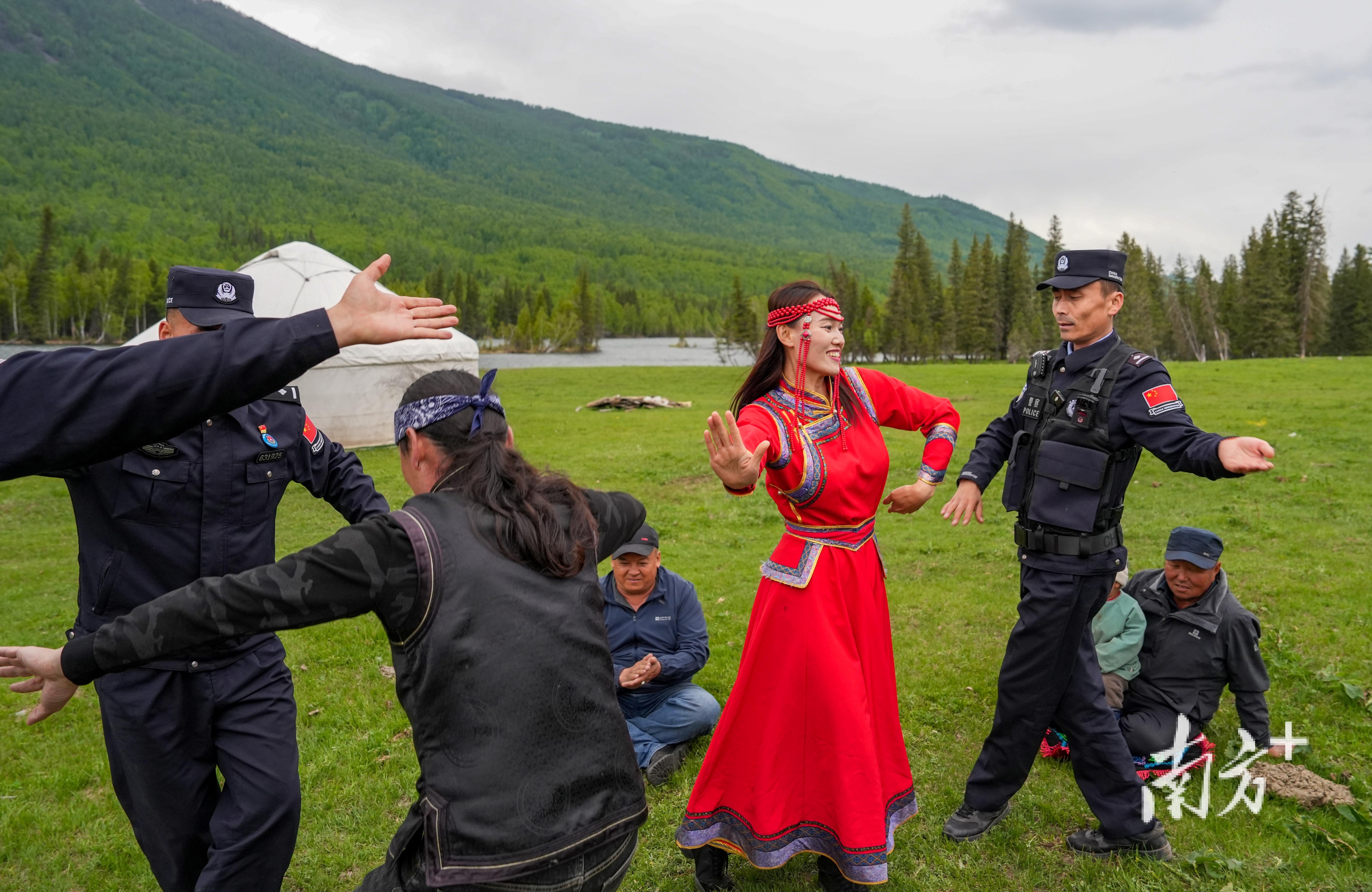 牧民与当地派出所民警一起跳起哈萨克族代表性的民间舞蹈“黑走马”。