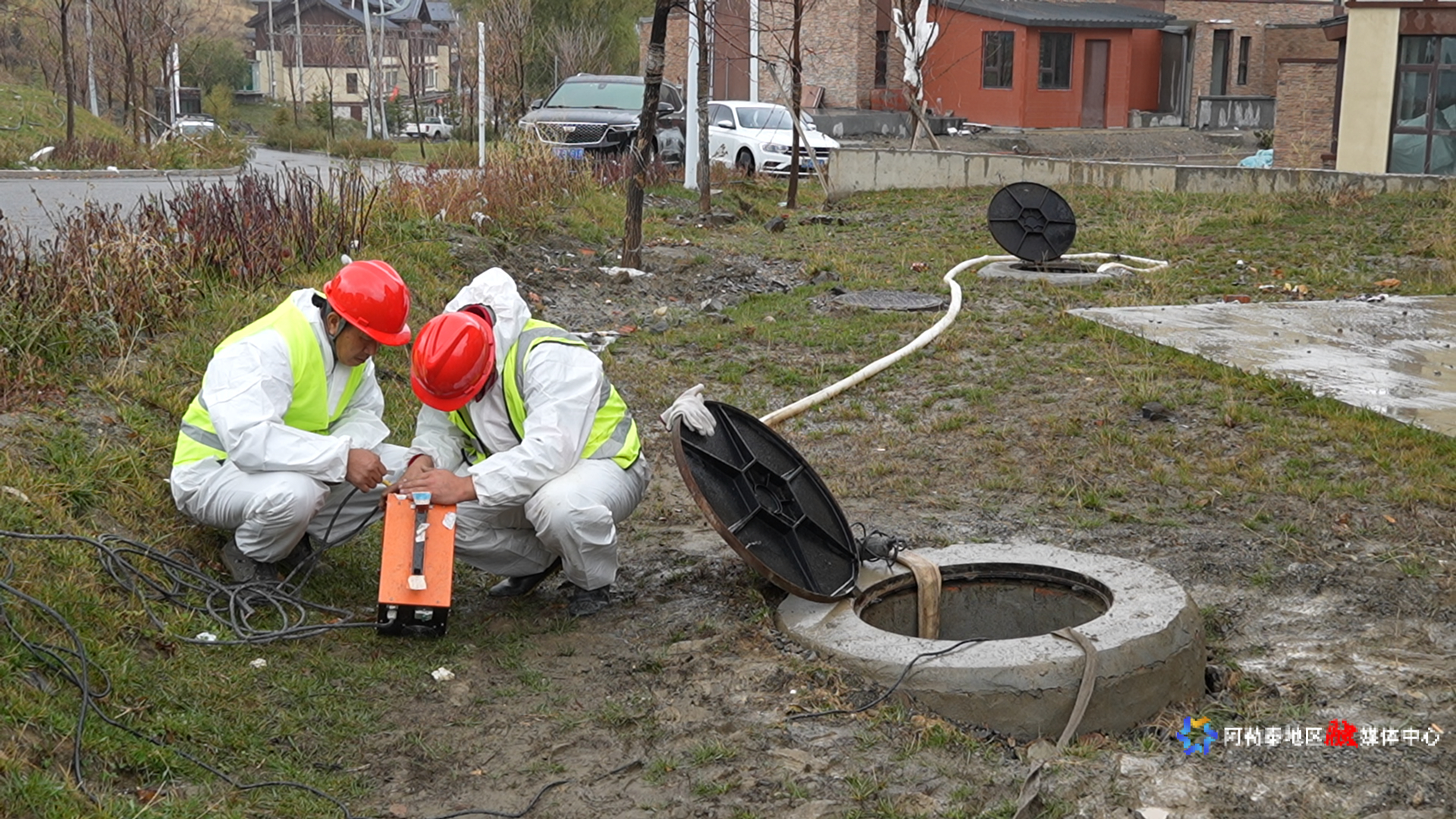 工作人员调试设备,准备修复工作。