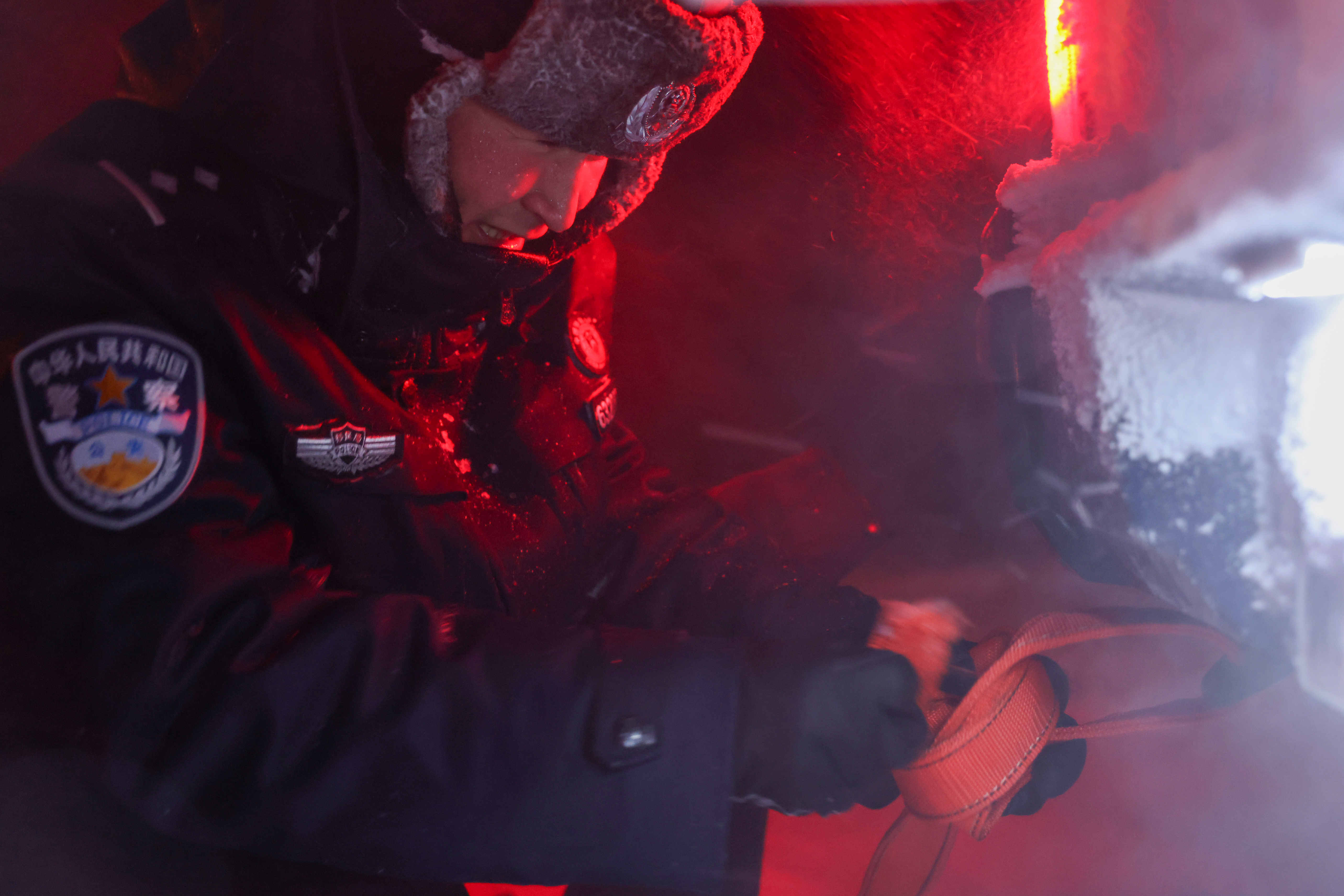 7图为 2025年11月13日，新疆阿勒泰边境管理支队吐尔洪边境派出所民警正在挂拖车钩。