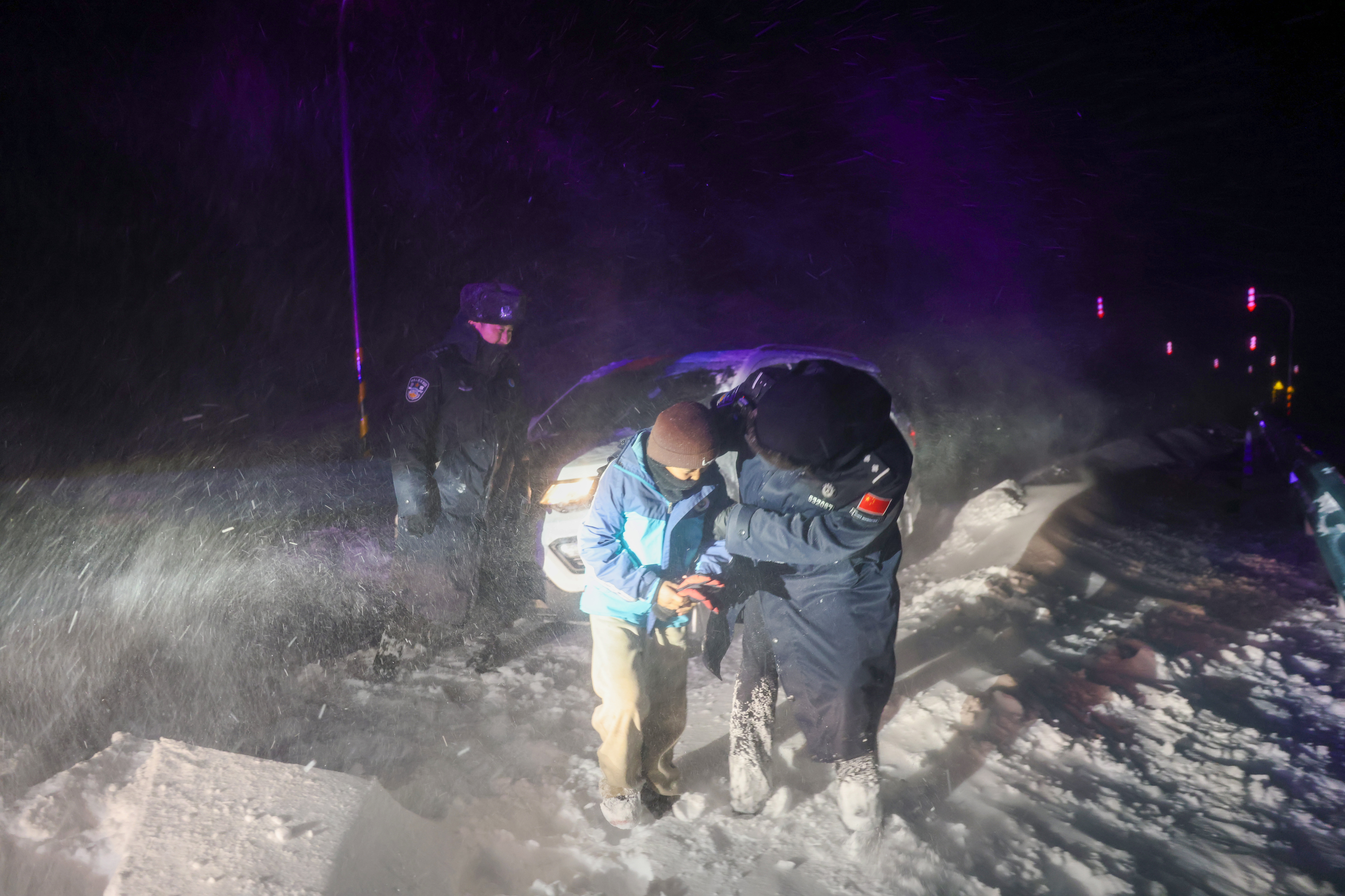 8图为 2025年11月13日，新疆阿勒泰边境管理支队吐尔洪边境派出所民警正在对被困人员进行转移。