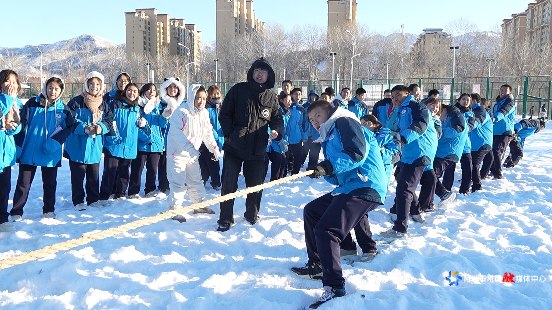 拔河比现场激烈,